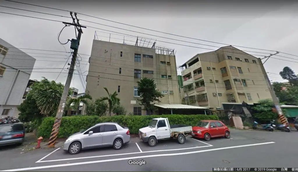 「弘道新村」位置就在今日虎高旁，隔著一條弘道路，建築尚在，省府主席邱創煥所提字跡早已斑駁。圖擷取自：Google 地圖，2019年2月3日查閱